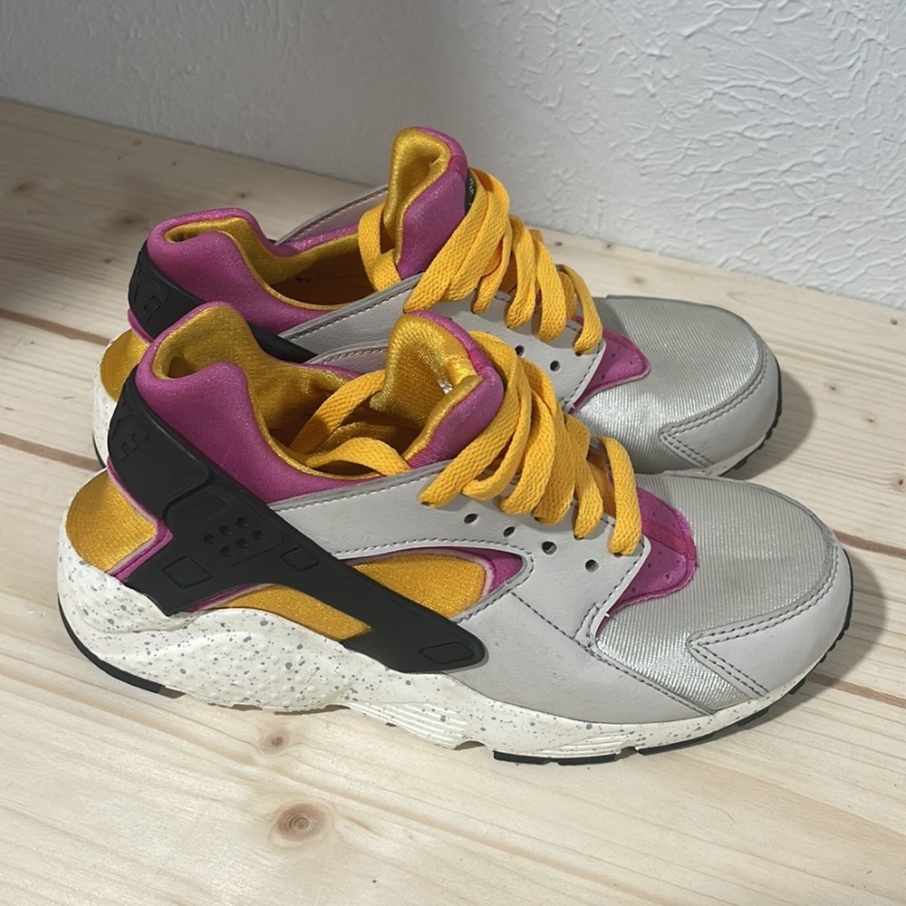 Nike Huarache size 4y